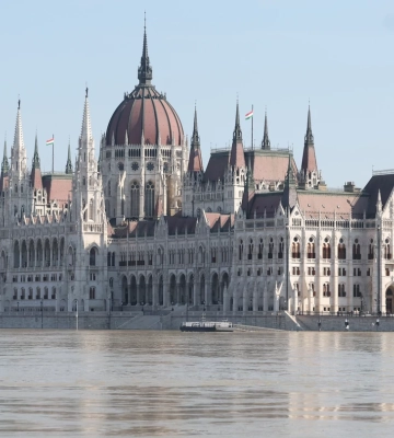 У Будапешті вода дісталась будівлі парламенту
