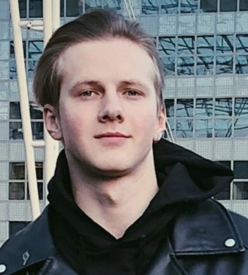 Блогер Паша Бумчик, через повістку, втік із Києва до Румунії через гори
