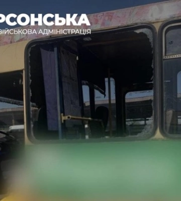 Россияне атаковали с дрона автобус в пригороде Херсона