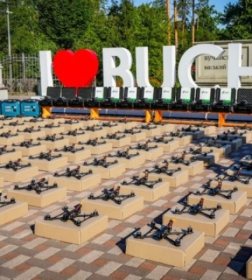 Бучанська громада передала ЗСУ квадрокоптери, генератори, старлінки та 100 FPV-дронів