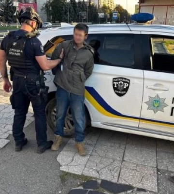 Патрульні поліцейські  затримали   чоловіка, який підірвав гранату біля житлового будинку в Ужгороді