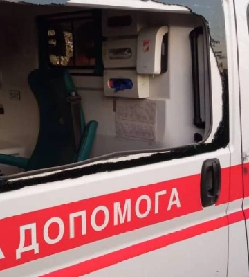 Російська армія скинула з дрона вибухівку на автомобіль швидкої допомоги на Херсонщині: є поранені