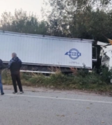 У Дубенському районі водій вантажівки загинув, врізавшись у дерево