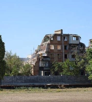 У Миколаєві триває демонтаж зруйнований ворожою ракетою багатоквартирний будинок
