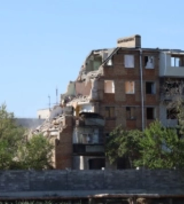 У Миколаєві демонтують зруйнований ворожою ракетою багатоквартирний будинок