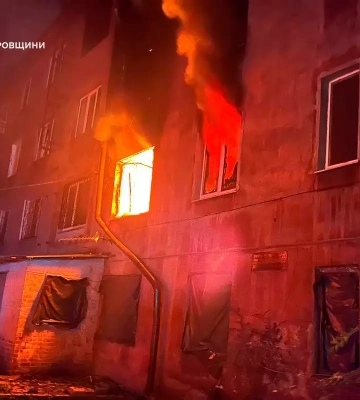 В Днепре во время ночного пожара в многоквартирном доме спасли четырех человек