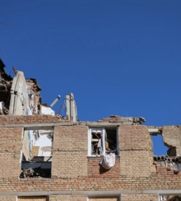 У Миколаєві триває демонтаж зруйнований ворожою ракетою багатоквартирний будинок