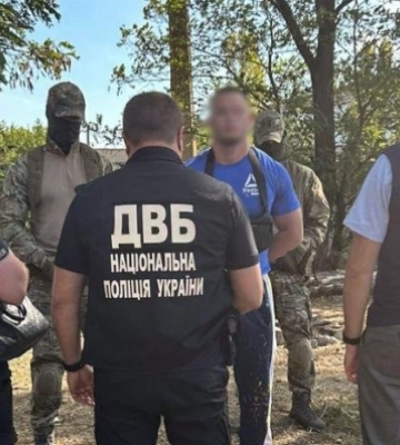 Збували наркотики та намагалися підкупити поліцейських: на Дніпропетровщині затримали послідовників «Двадцятівських»