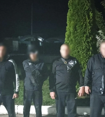 На Закарпатті прикордонники затримали 4 чоловіків із гумовим човном
