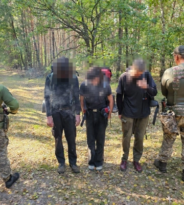 Добре підготувалися: на Волині затримали трьох молодиків, які йшли до Польщі 