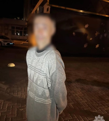 У Рівному затримали чоловіка, який розбив вітрину магазину та викрав алкоголь