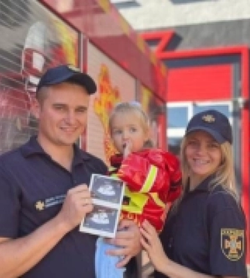 На Волині сім‘я рятувальників оригінально дізналася стать майбутньої дитини