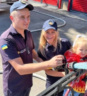 На Волині сім‘я рятувальників оригінально дізналася стать майбутньої дитини