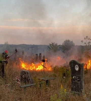 На Харьковщине россияне авиаударами разбили кладбище, произошло возгорание. ФОТОРЕПОРТАЖ