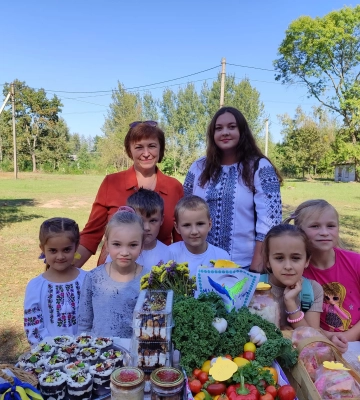 У селі на Волині ярмаркували та співали на підтримку ЗСУ: зібрали чималу суму