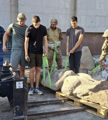 Із Покровського району Донеччини до Дніпра евакуювали 800-річну кам’яну бабу