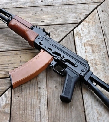 На Волині судили переселенця, який продавав автомати «Калашникова» та надсилав їх «Новою поштою»