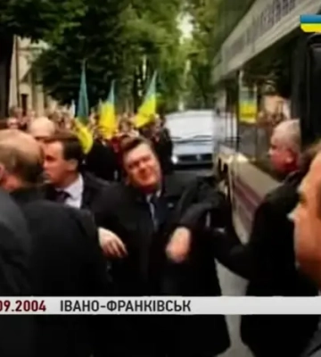 20 років легендарному «замаху»: де зараз активіст, який кинув яйцем у Януковича
