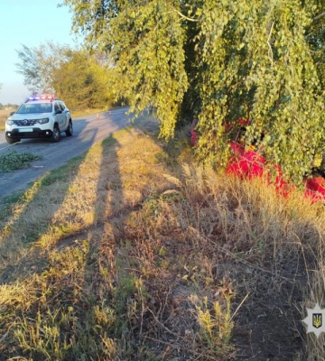 На Черкащині «ВАЗ-2106» влетів у дерево: одна людина загинула, інша потрапила до лікарні (ФОТО)