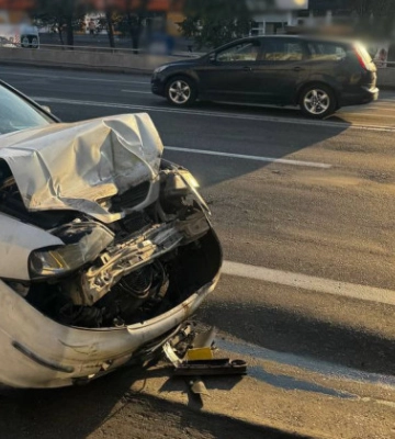 У Києві сталася ДТП за участі автівки та маршрутки, фото