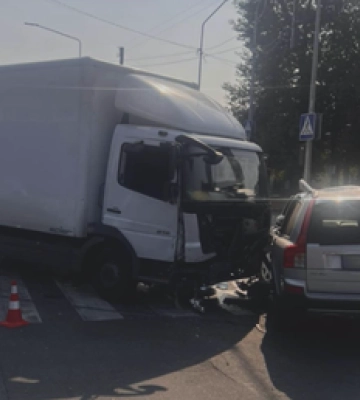 ДТП у Полтаві: зіткнулися вантажівка та легковик