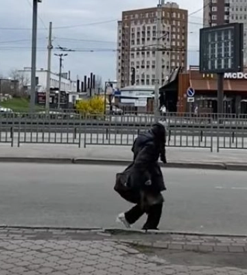 На вулиці Дніпра знову побачили відомого діда-бігуна Сашка