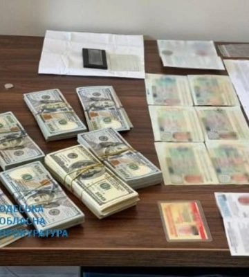 Вимагали хабаря за сприяння в уникненні депортації: судитимуть посадовців одеської ДМС