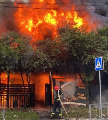 З’явились фото ранкової пожежі пабу на Пасічній: палало потужно