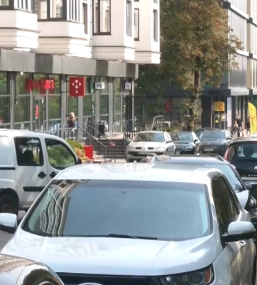 Замість тротуару – проїзна частина: біля 12-го ліцею у Рівному пішоходи змушені розминатися з автівками (ВІДЕО)