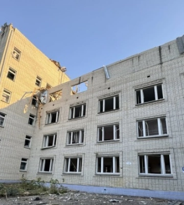 Росіяни вдарили по пансіонату для літніх людей у Сумах, є загиблий та поранені
