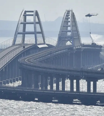 Россия защищает Крымский мост бочками из-под индийских огурцов 