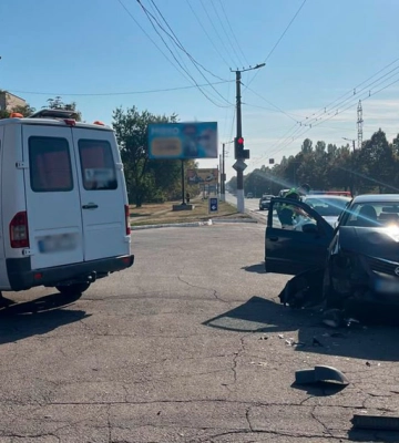 Мікроавтобус Mercedes врізався у легковик у Кропивницькому 