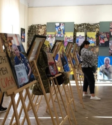 У Чернівцях відкрили фотовиставку на підтримку військовополонених