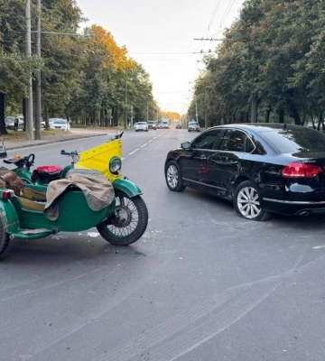 У Рівному на шести вулицях обрізали гілля дерев