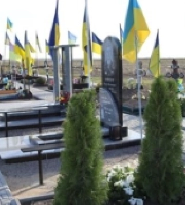 У Первомайську на Миколаївщині  встановлюють пам’ятний обеліск на центральному кладовищі