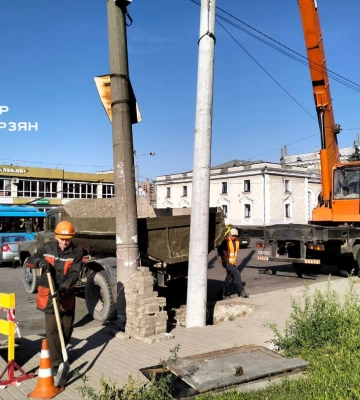 У Рівному міняють дефектну опору біля залізничного вокзалу