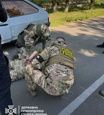 Затримали одеського прикордонника, який за 4 тис. доларів обіцяв доправити чоловіка до кордону з Молдовою