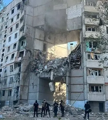 Війська РФ вдарили КАБами по багатоповерхівках у Харкові: мешканці опинились завалами