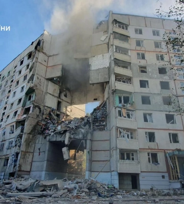 Поверхи у будинку склалися з восьмого по третій: жахливі наслідки удару по Харкову