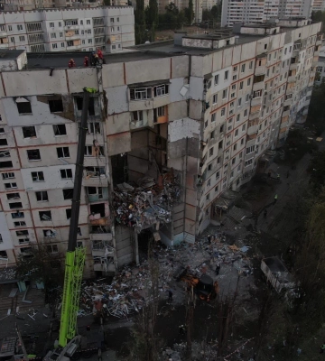 Под завалами 9-этажки в Харькове ищут человека, на стадион упал ФАБ-250 