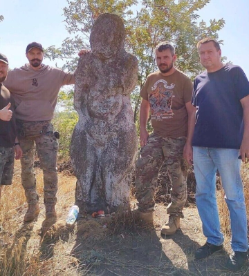 У Дніпро евакуювали «ювілейну» кам’яну бабу з Донбасу