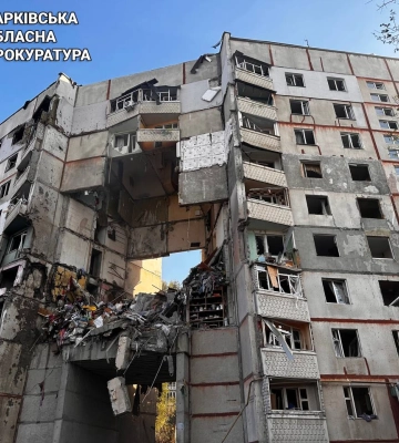 Росіяни влучили у багатоповерхівку, під завалами люди: перші деталі російської атаки по Харкову