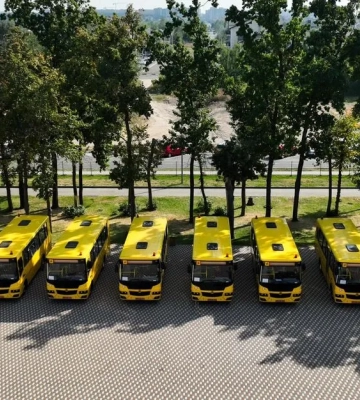 Уже третья партия: десять громад Киевщины получили школьные автобусы
