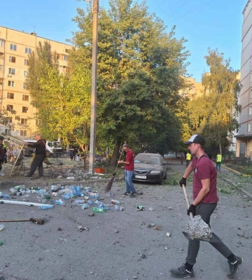 В Харькове убирают мусор после атаки РФ и закрывают окна в поврежденных домах