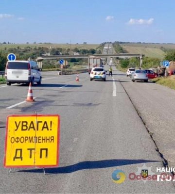 Одещина: на трасі Київ – Одеса дорогу не поділили трактор та легковик