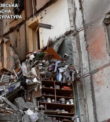 Харківська прокуратура показала відео наслідків удару РФ по багатоповерхівці
