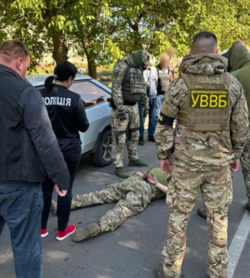 На Одещині затримали прикордонника, який отримав хабар у 4 тисячі доларів за переправлення чоловіка до Молдови