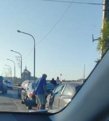 До уваги водіїв! Через ДТП на Варварівському мосту затор