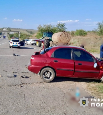 На Одещині автомобіль зіштовхнувся з трактором: постраждав водій легковика