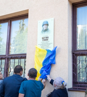 У Франківську відкрили пам’ятну дошку полеглій бойовій медикині 102 бригади Мар’яні Тряско